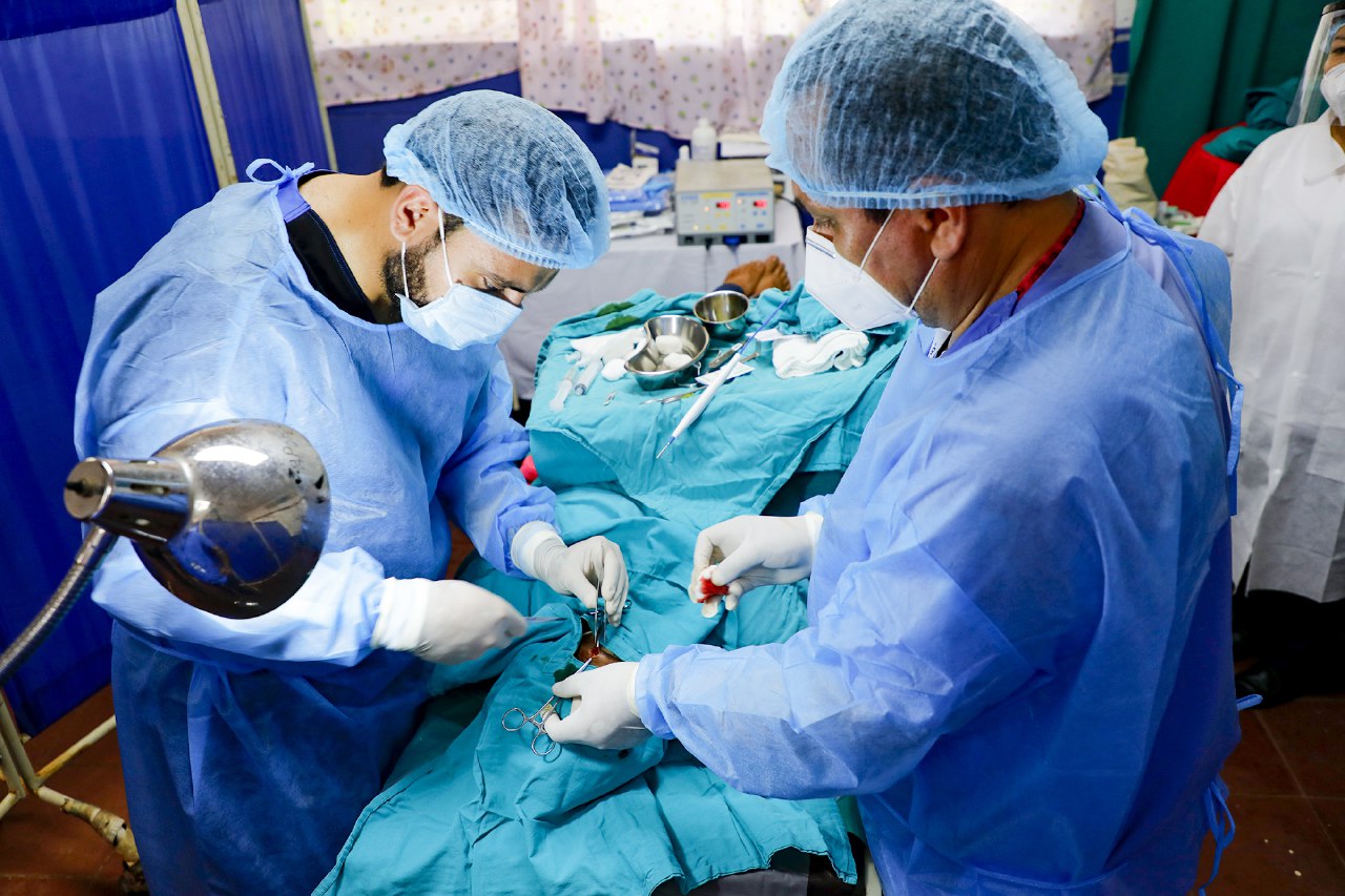 ministro-alabi-realiza-pequenas-cirugias-a-pacientes-durante-jornada-medica-en-caluco
